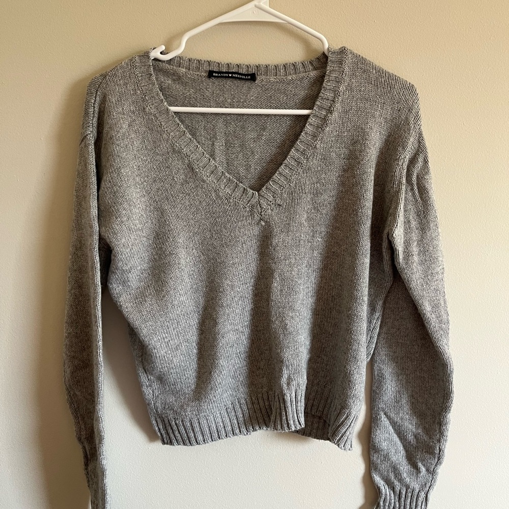 BRANDY MELVILLE cropped v-neck sweater